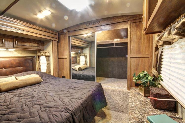 Отель Golden Riverfront Campground Экстерьер фото