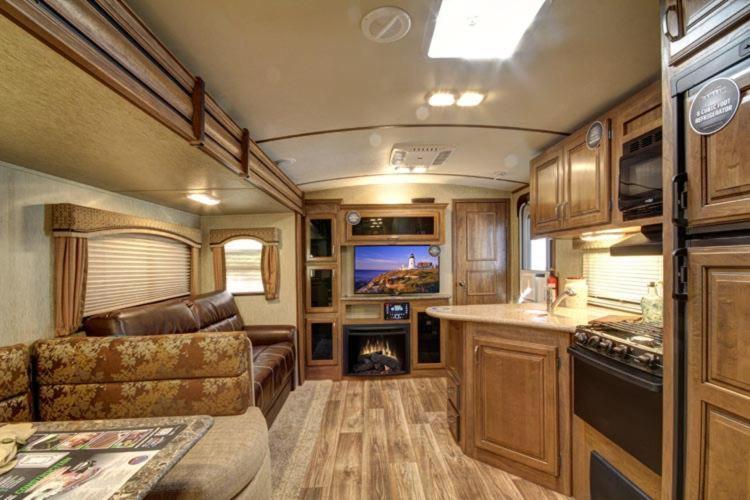 Отель Golden Riverfront Campground Экстерьер фото